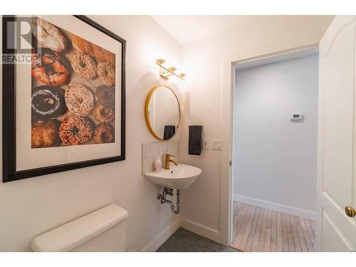 4625 Crescent View  Drive, Nelson, BC - Indoor Photo Showing Bathroom