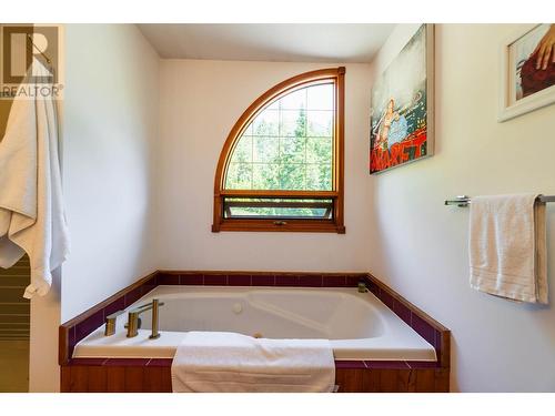 4625 Crescent View  Drive, Nelson, BC - Indoor Photo Showing Bathroom