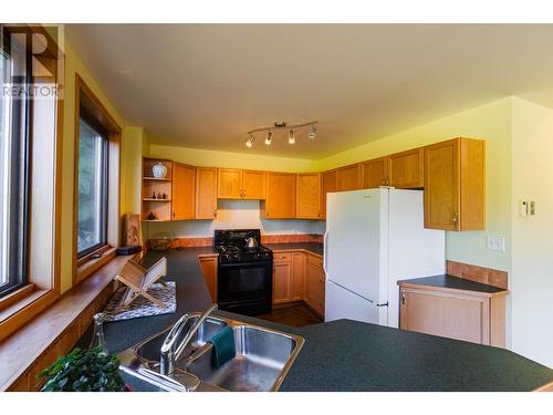 4625 Crescent View  Drive, Nelson, BC - Indoor Photo Showing Kitchen With Double Sink