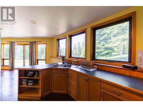 4625 Crescent View  Drive, Nelson, BC - Indoor Photo Showing Kitchen With Double Sink