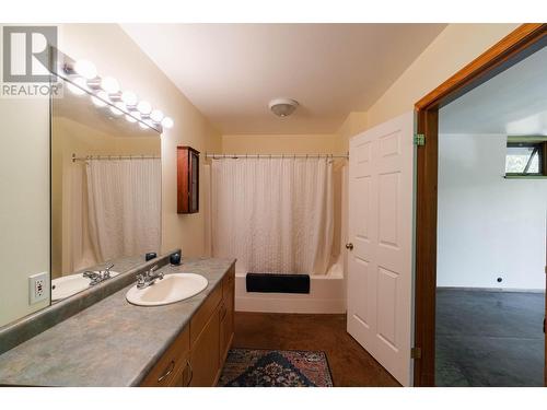 4625 Crescent View  Drive, Nelson, BC - Indoor Photo Showing Bathroom