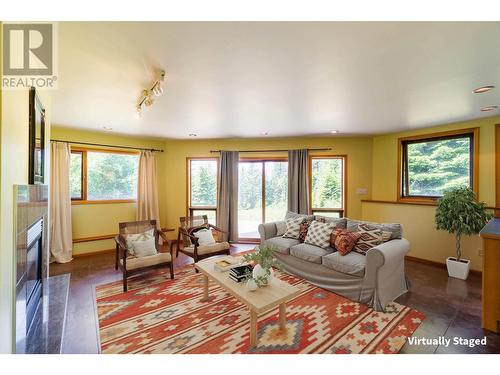 4625 Crescent View  Drive, Nelson, BC - Indoor Photo Showing Living Room