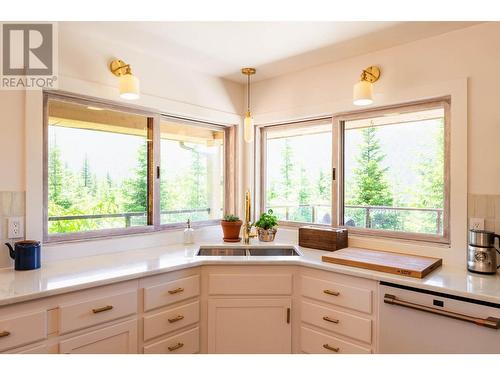 4625 Crescent View  Drive, Nelson, BC - Indoor Photo Showing Kitchen