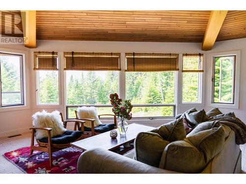 4625 Crescent View  Drive, Nelson, BC - Indoor Photo Showing Living Room