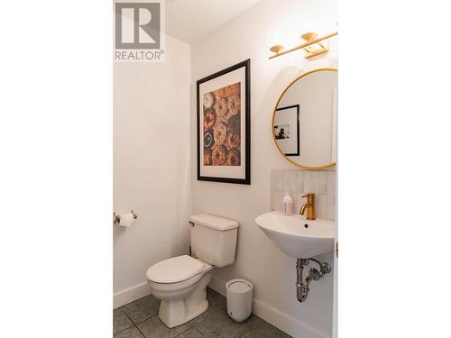 4625 Crescent View  Drive, Nelson, BC - Indoor Photo Showing Bathroom