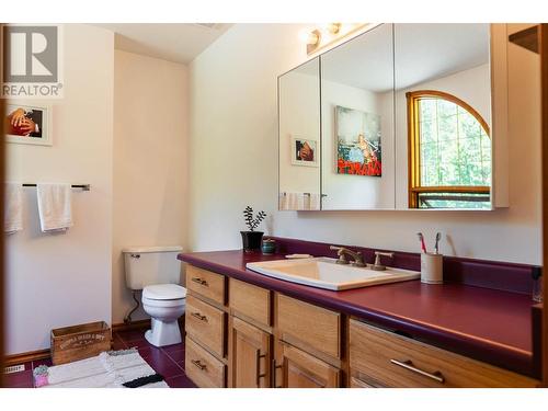 4625 Crescent View  Drive, Nelson, BC - Indoor Photo Showing Bathroom