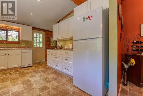 1328 Gun-A-Noot Trail, Williams Lake, BC - Indoor Photo Showing Kitchen