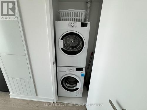 1907 - 3900 Confederation Parkway N, Mississauga, ON - Indoor Photo Showing Laundry Room