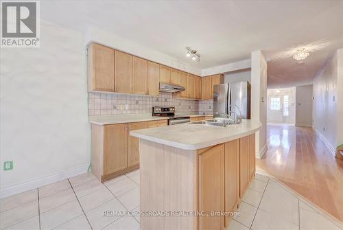 19 Penbridge Circle, Brampton (Fletcher'S Meadow), ON - Indoor Photo Showing Kitchen