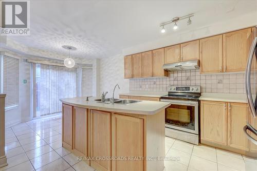 19 Penbridge Circle, Brampton (Fletcher'S Meadow), ON - Indoor Photo Showing Kitchen With Double Sink