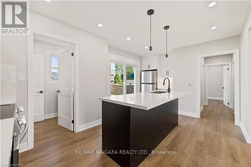 7310 Fern Avenue, Niagara Falls, ON - Indoor Photo Showing Kitchen