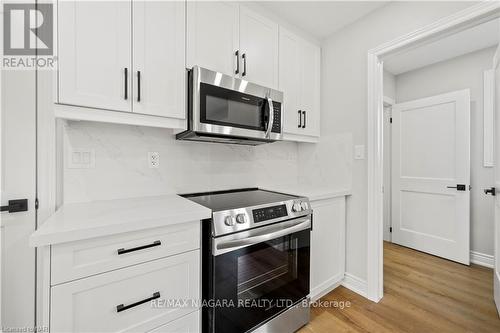 7310 Fern Avenue, Niagara Falls, ON - Indoor Photo Showing Kitchen