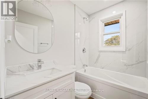 7310 Fern Avenue, Niagara Falls, ON - Indoor Photo Showing Bathroom