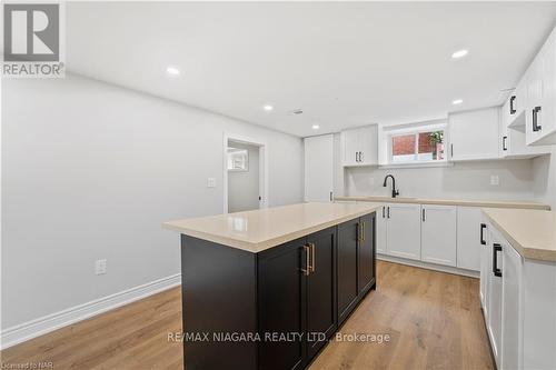 7310 Fern Avenue, Niagara Falls, ON - Indoor Photo Showing Kitchen