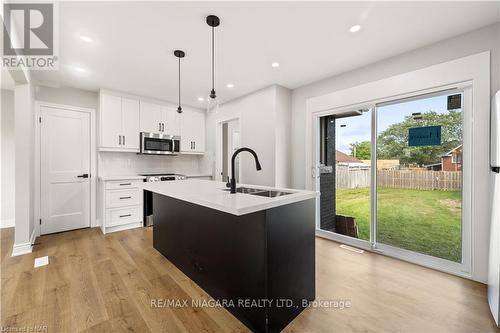 7310 Fern Avenue, Niagara Falls, ON - Indoor Photo Showing Kitchen With Upgraded Kitchen