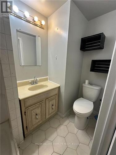 B - 22 Amherst Circle, Hamilton (Butler), ON - Indoor Photo Showing Bathroom