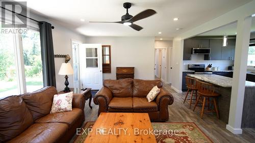 40 Birch Cres Crescent, Temagami, ON - Indoor Photo Showing Living Room