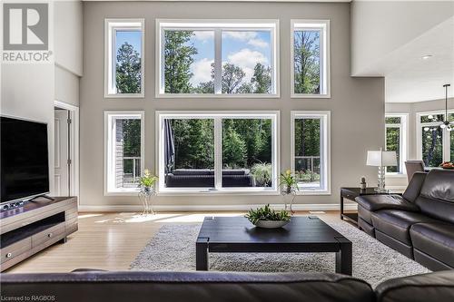 91 Shamrock Boulevard, South Bruce Peninsula, ON - Indoor Photo Showing Living Room