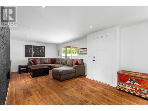 3155 Mathews Road, Kelowna, BC - Indoor Photo Showing Living Room