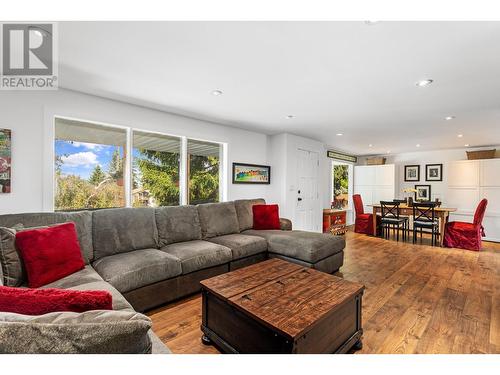 3155 Mathews Road, Kelowna, BC - Indoor Photo Showing Living Room