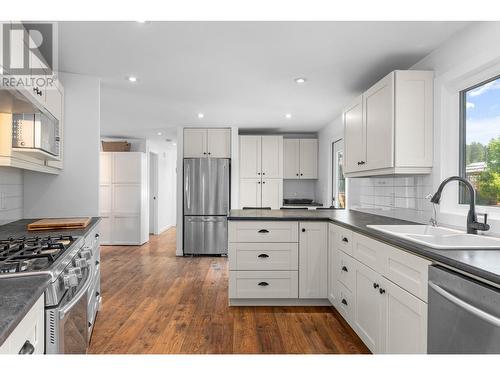 3155 Mathews Road, Kelowna, BC - Indoor Photo Showing Kitchen With Upgraded Kitchen