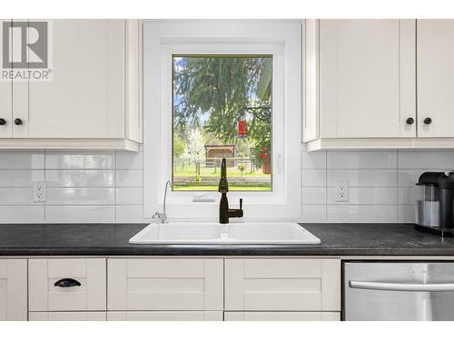 3155 Mathews Road, Kelowna, BC - Indoor Photo Showing Kitchen