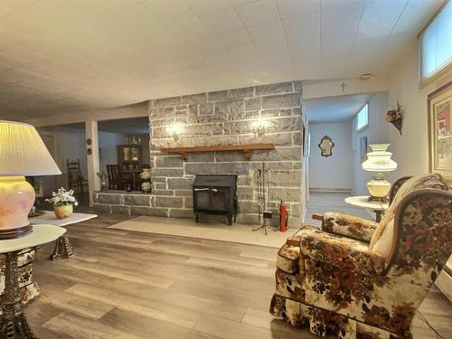 Salle familiale - 586 Boul. Ouellet, Thetford Mines, QC - Indoor Photo Showing Living Room With Fireplace