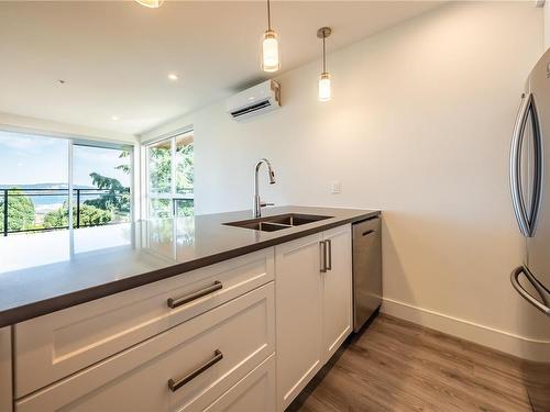 501-119 Haliburton St, Nanaimo, BC - Indoor Photo Showing Kitchen With Double Sink