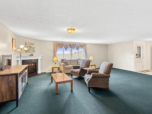 93-1950 Braeview Place, Kamloops, BC - Indoor Photo Showing Living Room With Fireplace