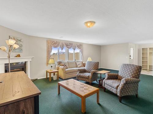 93-1950 Braeview Place, Kamloops, BC - Indoor Photo Showing Living Room With Fireplace