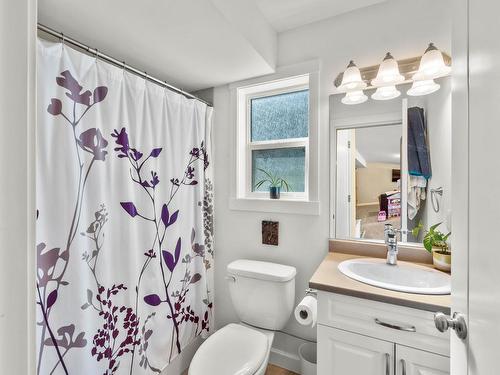 854 Woodrush Drive, Kamloops, BC - Indoor Photo Showing Bathroom