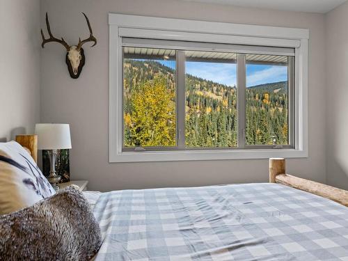 2424 Fairways Drive, Sun Peaks, BC - Indoor Photo Showing Bedroom