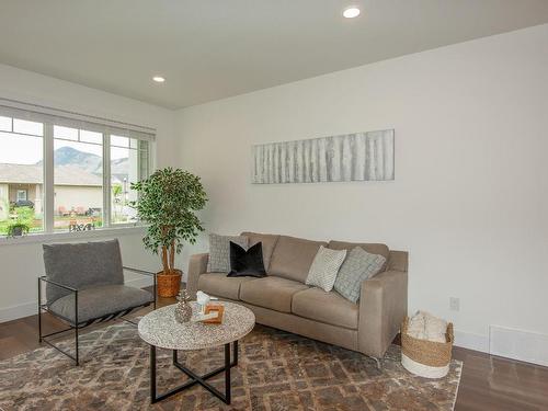 132-200 Grand Boulevard, Kamloops, BC - Indoor Photo Showing Living Room