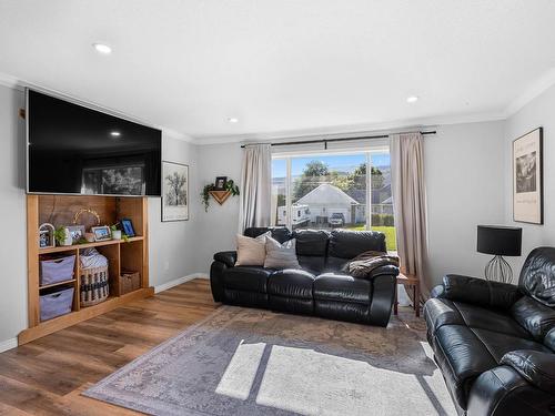 4116 Davie Road, Kamloops, BC - Indoor Photo Showing Living Room