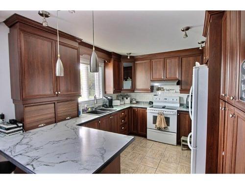 Cuisine - 105 Rue Garrett, New Richmond, QC - Indoor Photo Showing Kitchen With Double Sink