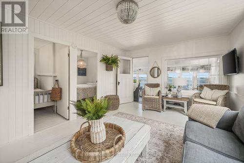 10 Oriole Road, Kawartha Lakes, ON - Indoor Photo Showing Living Room