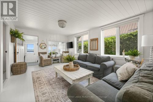 10 Oriole Road, Kawartha Lakes, ON - Indoor Photo Showing Living Room