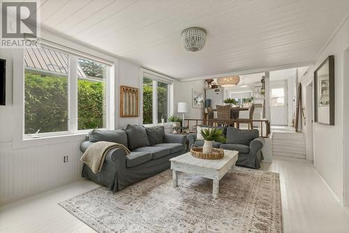 10 Oriole Road, Kawartha Lakes, ON - Indoor Photo Showing Living Room