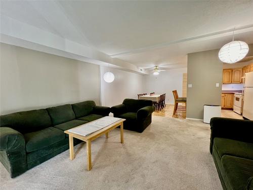 212-3929 22 Avenue, Vernon, BC - Indoor Photo Showing Living Room