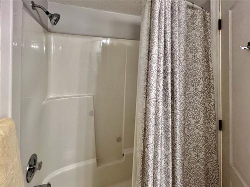 212-3929 22 Avenue, Vernon, BC - Indoor Photo Showing Bathroom