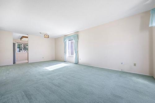 372-1260 Raymer Avenue, Kelowna, BC - Indoor Photo Showing Other Room