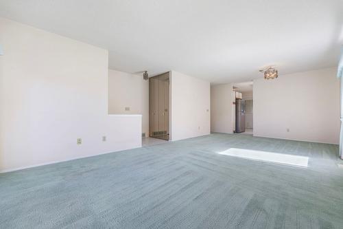 372-1260 Raymer Avenue, Kelowna, BC - Indoor Photo Showing Other Room