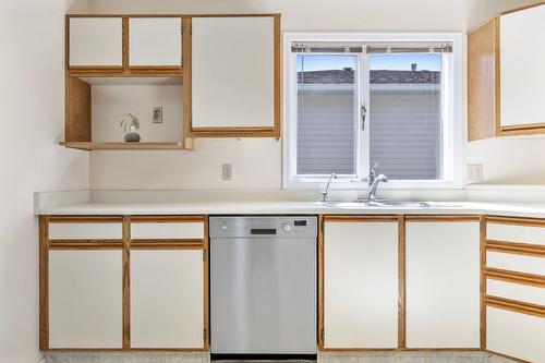 372-1260 Raymer Avenue, Kelowna, BC - Indoor Photo Showing Kitchen