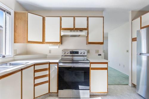 372-1260 Raymer Avenue, Kelowna, BC - Indoor Photo Showing Kitchen