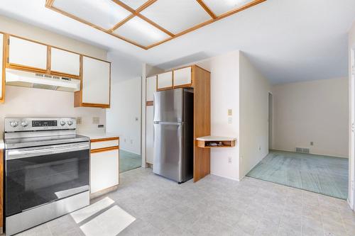 372-1260 Raymer Avenue, Kelowna, BC - Indoor Photo Showing Kitchen