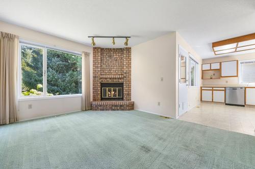 372-1260 Raymer Avenue, Kelowna, BC - Indoor Photo Showing Other Room With Fireplace