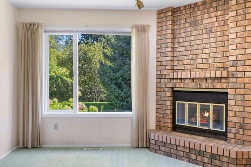 372-1260 Raymer Avenue, Kelowna, BC - Indoor With Fireplace