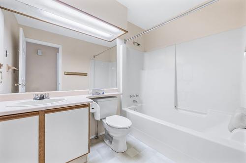 372-1260 Raymer Avenue, Kelowna, BC - Indoor Photo Showing Bathroom