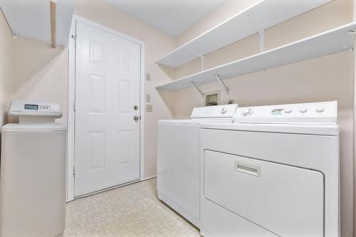 372-1260 Raymer Avenue, Kelowna, BC - Indoor Photo Showing Laundry Room