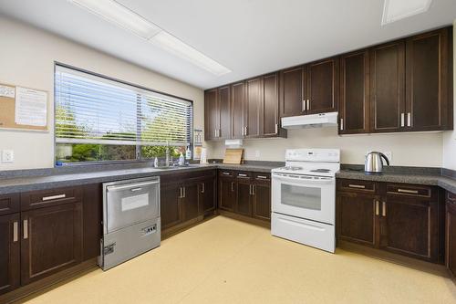 372-1260 Raymer Avenue, Kelowna, BC - Indoor Photo Showing Kitchen